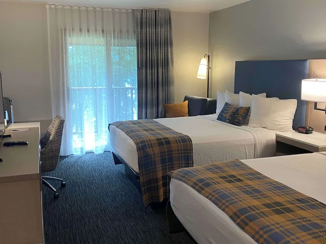 غرفة قياسية بسريرين كوين بإطلالة على البحيرة بشرفة، Best Western Lake Lucille Inn 3/7