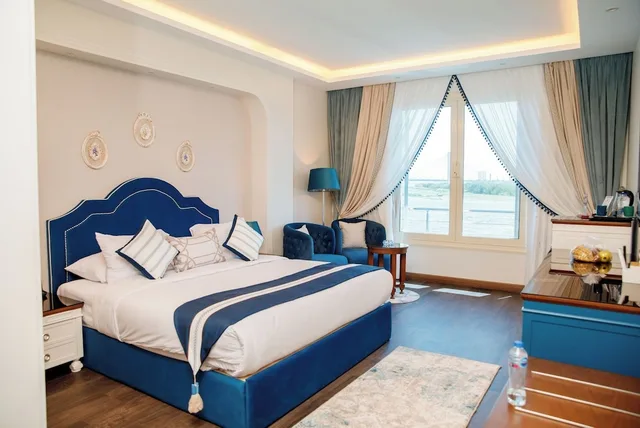 جناح عائلي بسرير كينج وسريرين منفصلين، Trans Nile Hotel 1/4