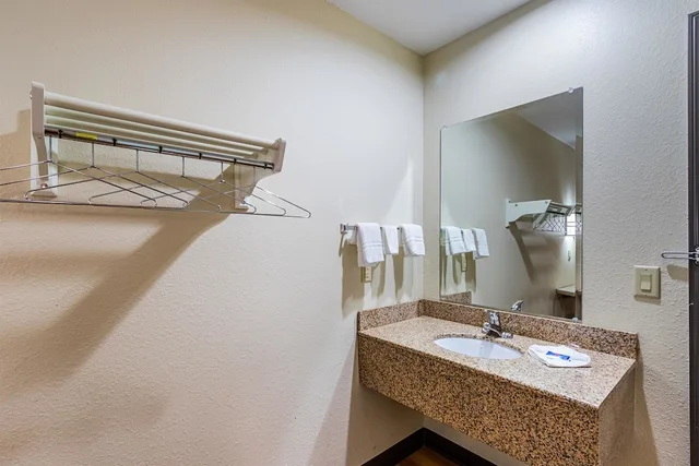 غرفة قياسية بسريرين مزدوجين، Motel6 Urbana, IL 5/8