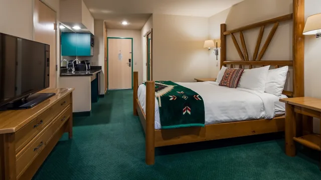 غرفة قياسية بسرير كينج بمطبخ، Best Western Plus Kentwood Lodge 3/9