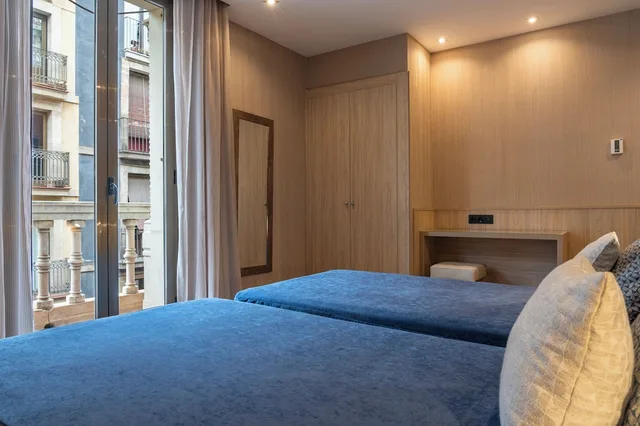 غرفة ثلاثية بسريرين منفصلين مع أريكة، Rialto Hotel 4/9