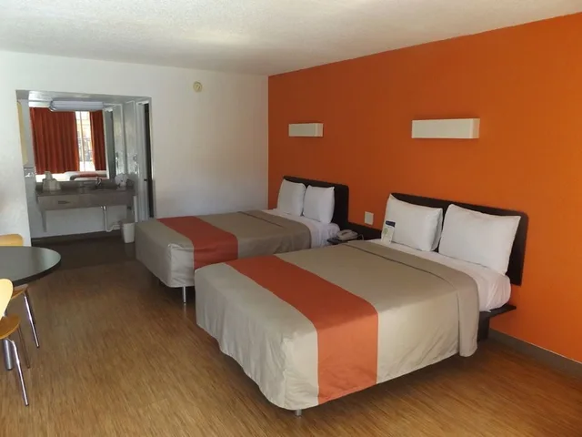 غرفة قياسية بسريرين كوين للمدخنين، Fairbridge Inn Express North Lima 1/5