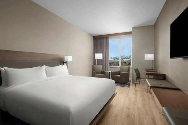 غرفة بسرير كينج بإطلالة على الجبل، AC Hotel Bozeman Downtown 1/5