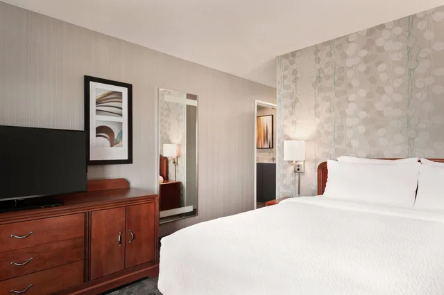 جناح بسرير كينج بغرفة نوم واحدة، Courtyard by Marriott San Jose South/Morgan Hill 1/2