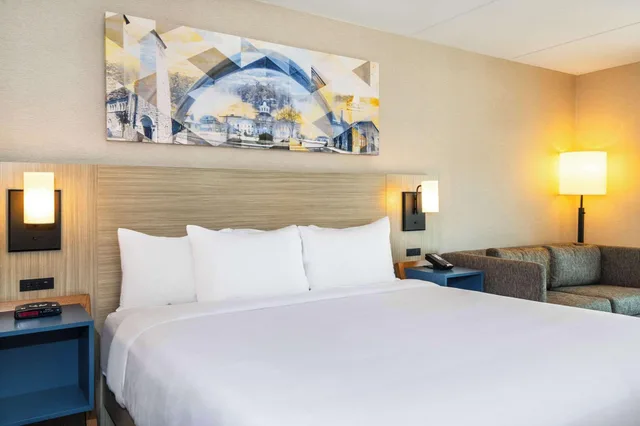 غرفة بسرير كينج، Comfort Inn Kingston - Highway 401 6/10