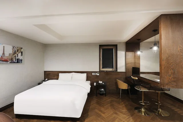 جناح بسرير كوين، Mind Tourist Hotel 2/7