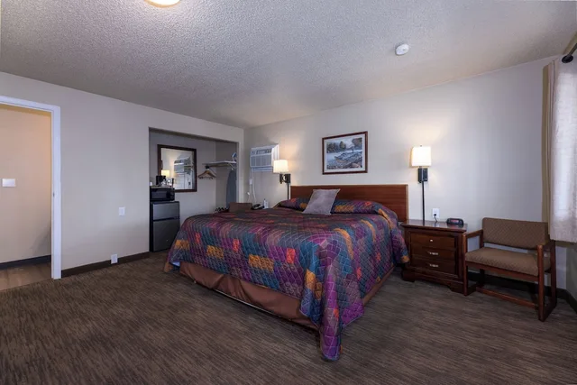 غرفة بسرير كينج يُسمح فيها بالحيوانات الأليفة، Gateway Inn 1/10