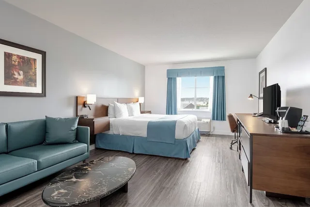 غرفة بزنس بسرير كينج، Ramada By Wyndham Surrey/Langley 2/5