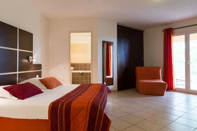 غرفة عائلية ثلاثية بسرير كينج وسرير فردي، The Originals City, Hotel Cote Sud, Marseille Est (Inter-Hotel) 5/8