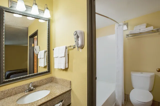 غرفة قياسية بسرير كينج، Quality Inn Merriam Kansas City 5/10