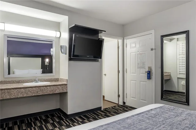 غرفة بسرير كوين، Surestay Hotel By Best Western Beverly Hills West 8/8