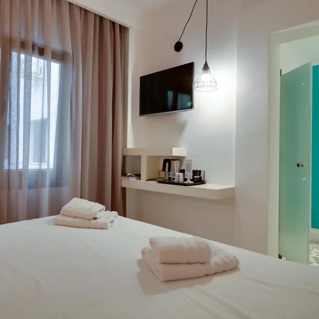 غرفة ديلوكس بسرير مزدوج، Blue Bottle Hotel 1/10
