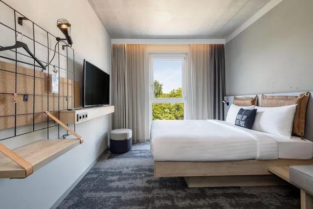 Moxy, Queen Bed, City View، Moxy Simmern 1/7