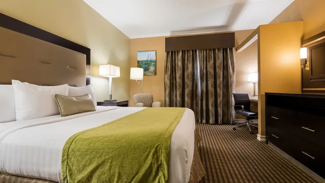جناح بسرير كينج مع أريكة بحوض جاكوزي، Royal Sun Inn & Suites 2/10