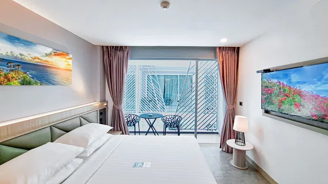 Superior, King Bed, Balcony, Clarian Hotel Beach Patong 9/10