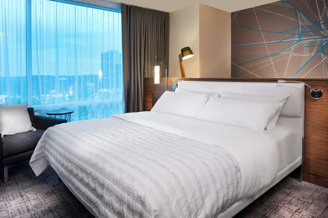 غرفة بريميير بسرير كينج لذوي الإعاقة، Le Meridien Atlanta Perimeter 1/5