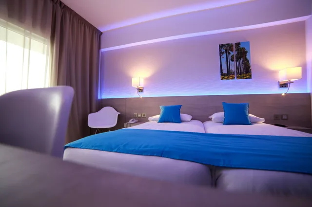 غرفة ثلاثية بسريرين منفصلين بإطلالة جزئية على البحر، Les Palmiers Beach Hotel 1/4