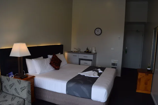 غرفة تنفيذية بسرير كينج بإطلالة على البحيرة مع أريكة، Silver Fern Lodge 2/5