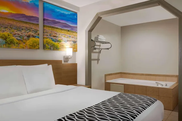جناح بسرير كينج للمدخنين، Days Inn by Wyndham Covington 1/2