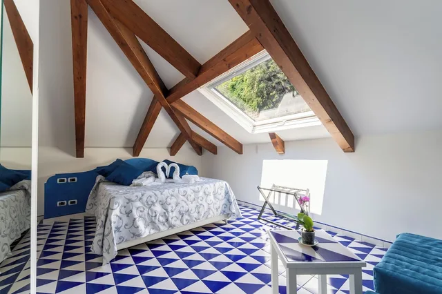 Room, Queen and Twin Beds, Sea View, Exterior Entrance, Attic، Hotel Villa Annalara 6/10