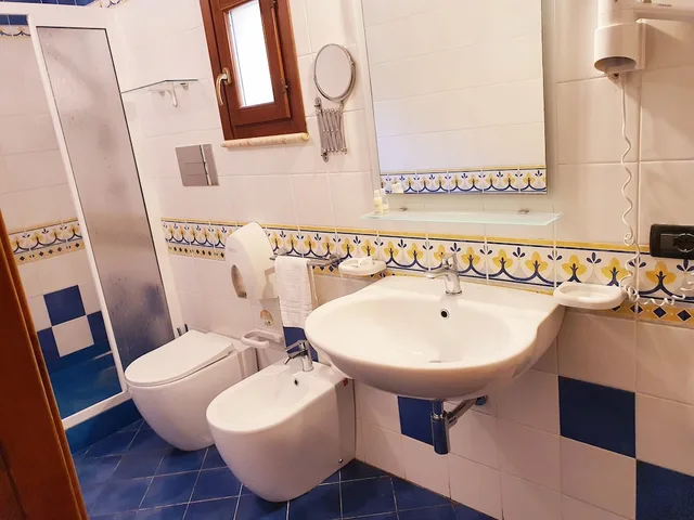 غرفة بسرير كوين بإطلالة على البحر بشرفة، HOTEL CALA MARINA 2/10