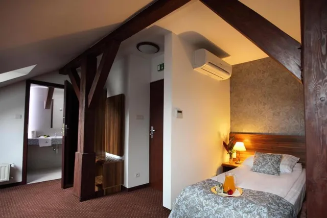 غرفة بسرير مزدوج أو سريرين منفصلين، Wit Stwosz Hotel 3/10