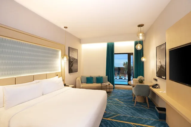 غرفة سوبيريور بسريرين منفصلين بإطلالة على المسبح، Maani Muscat Hotel & Suites 1/8