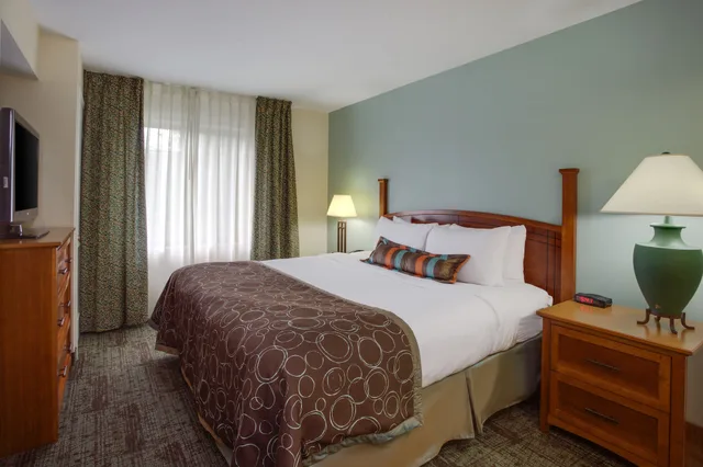 جناح بسرير كينج بغرفة نوم واحدة مع أريكة بمطبخ، Staybridge Suites Corning 2/4