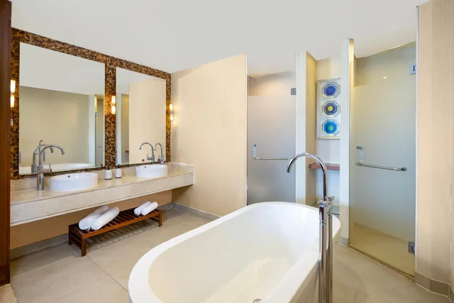 Theme, Signature, Swiss, King Bed، Swissotel Sanya Yalong Bay 2/3