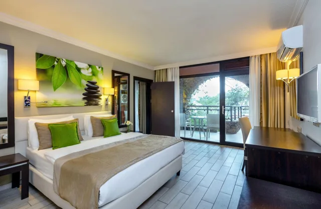 غرفة عائلية بسرير مزدوج وسريرين منفصلين بإطلالة على الحديقة بغرفتي نوم، Marmaris Bay Resort - Adults Only (16+) 1/1