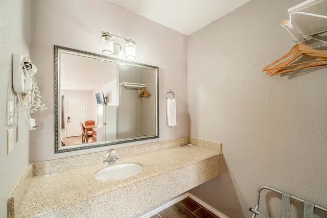 2 Queen Bed Smoking, OYO Budget Inn Falfurrias Hwy 281 9/10