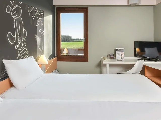 غرفة قياسية بسريرين منفصلين، Ibis Charleroi Airport Brussels South 7/8
