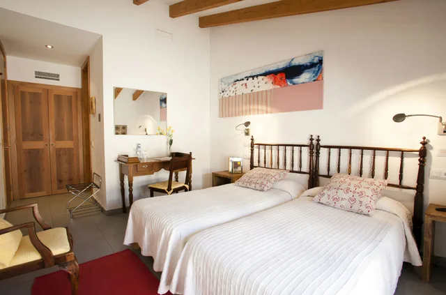 غرفة قياسية بسريرين منفصلين بإطلالة على المدينة، L Hostal 5/10