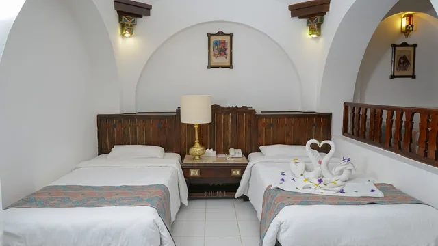 غرفة قياسية بسرير كينج بإطلالة على البحر، Arabella Azur Resort 3/7