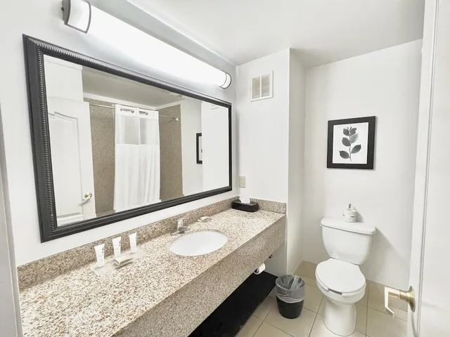غرفة بسرير كينج، Country Inn & Suites By Radisson, Emporia, VA 5/5