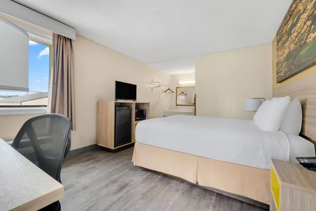غرفة بسرير كوين، Days Inn by Wyndham Fort Wayne 2/4