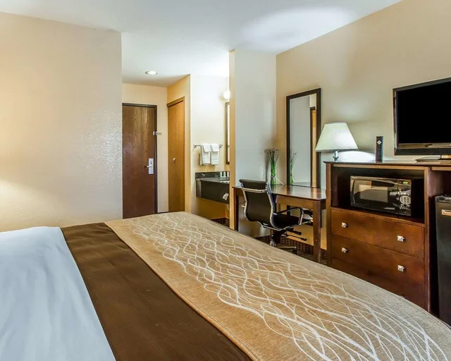 Standard, King Bed, Quality Inn & Suites Mount Pleasant 4/8