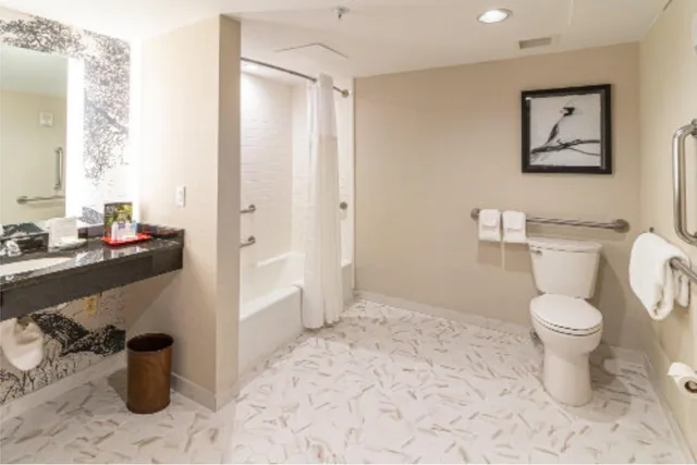 غرفة ديلوكس بسريرين كوين بحوض استحمام لذوي الإعاقة، Williamsburg Lodge 3/3