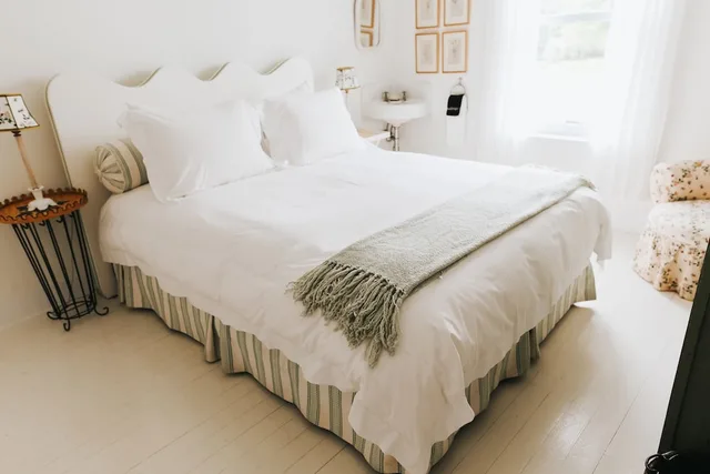 غرفة بسرير كوين بإطلالة على الحديقة بحمام مشترك، Chebeague Island Inn 2/2