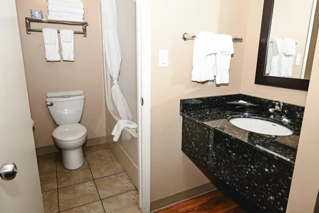 Efficiency, Quadruple, 2 Queen Beds, Ground Floor، Quality Hotel & Conference Centre Peace River 3/3