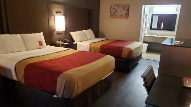 غرفة بسريرين كوين للمدخنين، Econo Lodge Donalsonville, GA 1/1
