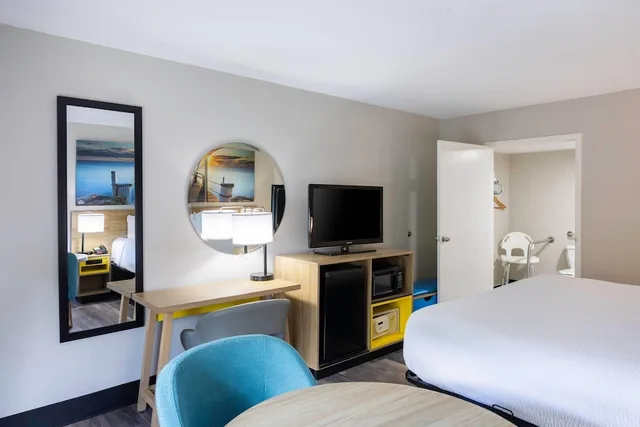 Room, King Bed, Accessible, Days Inn by Wyndham Port Charlotte/Punta Gorda 4/10