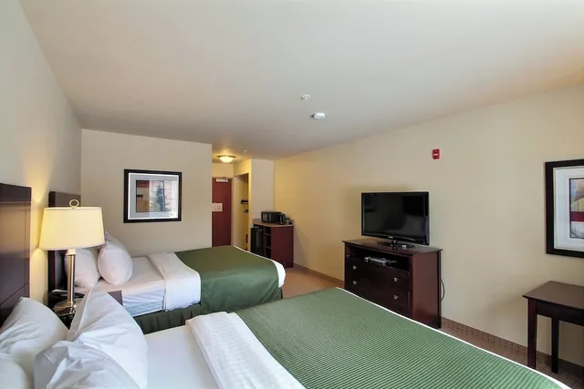 غرفة قياسية بسريرين كوين، Cobblestone Inn & Suites -- Brillion, WI 3/7