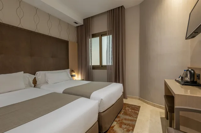 غرفة قياسية ثلاثية، Gran Hotel Barcino 2/10