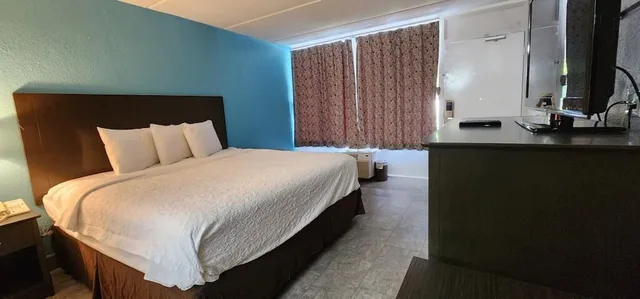 غرفة قياسية بسرير كينج، Travelodge by Wyndham Kingsland GA 5/7