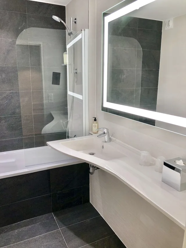 غرفة بسرير مزدوج مع أريكة، Hotel Inn Paris CDG Airport 8/8
