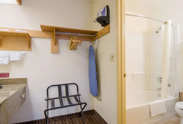 1 King Bed - Non-Smoking, Micfridge، Motel6 Portland, OR – Southeast 6/6