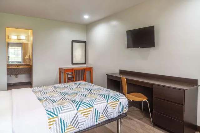 Deluxe, Double Bed, Motel6 Livingston, TX 4/9