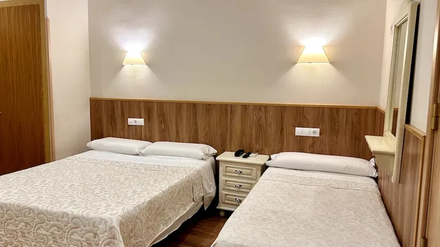 غرفة ثلاثية بثلاثة أسرّة، Hostal Toledo 10/10