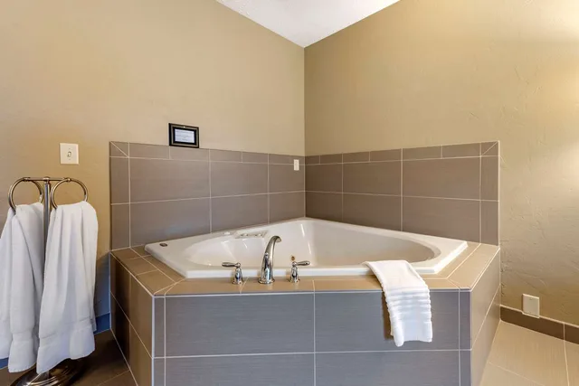 Upgrade, King Bed، Quality Inn Dover OH 3/4